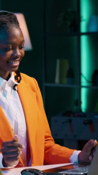 Dikey Afrikalı Afrikalı Amerikalı Kız Son Bekarlık Denemesi Için Müzik — Stok video