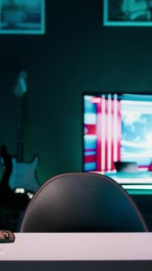 Okul ödevini çözen ve ek bilgi edinen Dikey Video Genç Kadın, çevrimiçi atölyelere veya eğitim oturumlarına katılıyor. Öğrenci problem çözme becerisi geliştiriyor. Kamera.