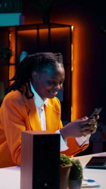 Dikey Afrikalı Amerikalı kız akıllı telefondan mesaj atıyor, bekar final ödevi üzerinde çalışmaya ara veriyor. Üniversite öğrencisi sosyal medyada arkadaşlarıyla sohbet ediyor, uzaktan kurslar alıyor.