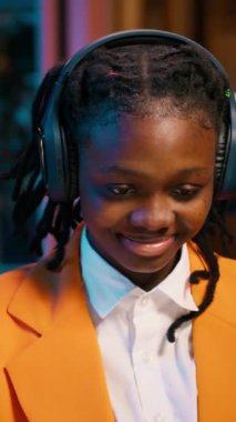 Üniversite ödevleriyle ilgili vaka çalışmalarını öğrenmek için çevrimiçi münazara forumlarına veya akademik yarışmalara katılan Dikey Video Genç Kadın. Web sitesi dinleyen Afrikalı Amerikalı kız