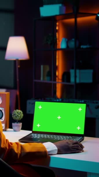 Pionowe Wideo Afroamerykanka Młoda Kobieta Patrzy Laptopa Zielonym Ekranem Siedzi — Wideo stockowe