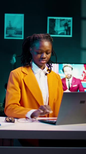 Вертикальне Відео Портрет Афроамериканського Студента Який Ставить Окуляри Працює Над — стокове відео