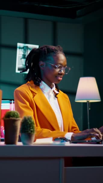 Vertikální Video Tvrdě Pracující Dívka Studuje Obchodní Administrativu Vzdáleně Navštěvuje — Stock video