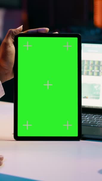 Vertical Video Afroamerykanka Trzymająca Tablet Zielonym Ekranem Przeprowadzająca Analizę Danych — Wideo stockowe