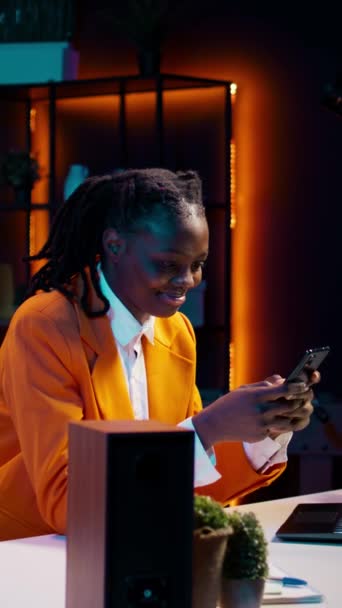 Vertikal Video Afrikansk Amerikansk Flicka Sms Meddelanden Smartphone Tar Paus — Stockvideo