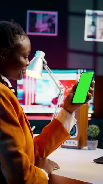 Vertikal Video Student Använder Greenscreen Telefon Layout Medan Hon Undersöker — Stockvideo