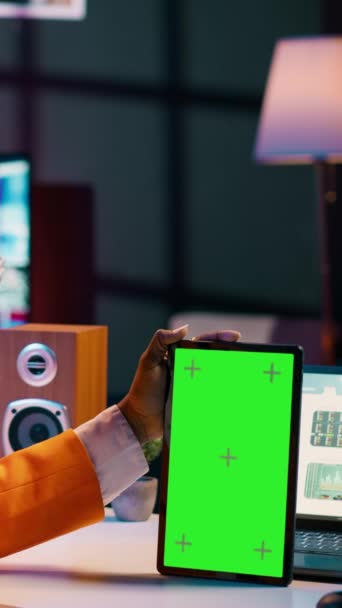 Estudante Universidade Vídeo Vertical Olhando Greenscreen Tablet Aprender Usar Software — Vídeo de Stock