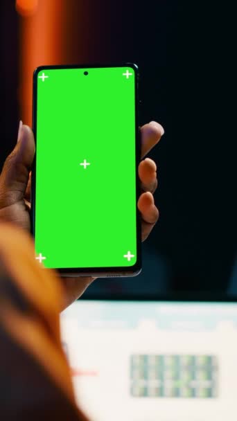 Vertical Video Student Používá Zelenou Obrazovku Rozvržení Telefonu Zatímco Ona — Stock video