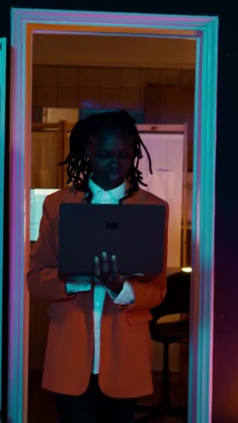 Вертикальне Відео Афроамериканська Дівчина Вивчає Сервери Надають Ресурси Штучного Інтелекту — стокове відео
