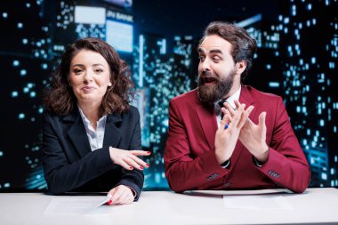 Haber spikerleri ekibi televizyon kanalı için küresel sorunları tartışarak canlı haber ve günlük olayları yayınlıyor. Erkek ve kadın sunucular gece şovu, eğlence endüstrisi sunuyor..