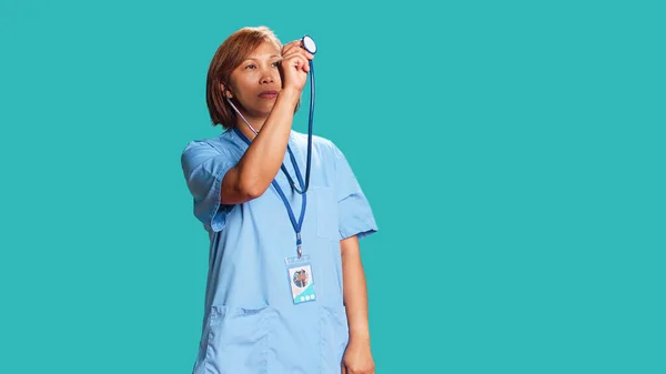 Spécialiste Asiatique Expérimenté Stéthoscope Mesure Des Signes Vitaux Infirmière Isolée — Photo