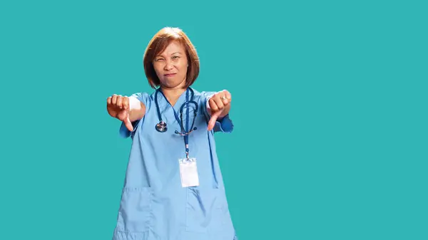 Infirmière Asiatique Bouleversée Montrant Les Pouces Vers Bas Signes Tandis — Photo