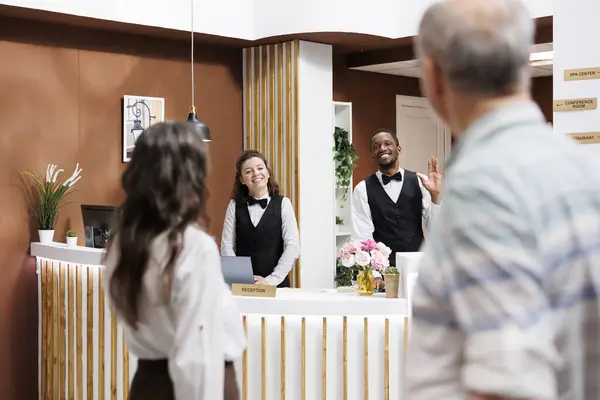 Casal Idosos Caucasianos Entrando Entrada Hotel Aproximando Recepção Para Assistência — Fotografia de Stock