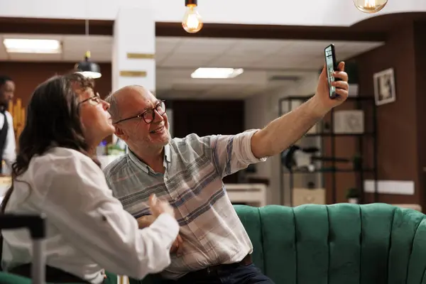 Kafkasyalı Kıdemli Bir Adam Lüks Otelin Lobisinde Karısıyla Selfie Çekmek — Stok fotoğraf
