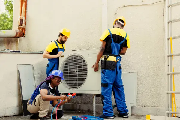 Diverse Team Seasoned Wiremen Installing New External Air Conditioner Customer — Stock Photo, Image