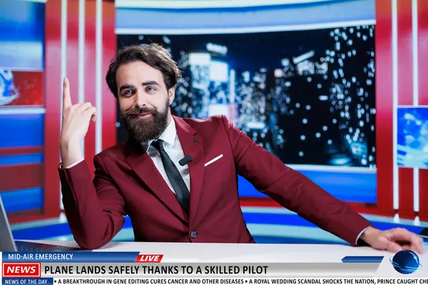 Newscaster Presents New Hero Pilot Saving Many Passengers Landing Plane — Stock Photo, Image