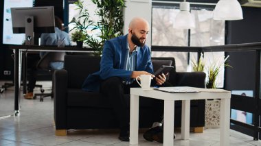 Analist açık uzay ofisindeki video konferansına katılıyor, orta doğu şirketinde yönetici ile görüşmek için uzaktan video bağlantısı kullanıyor. Telekonferans toplantısında yönetici..