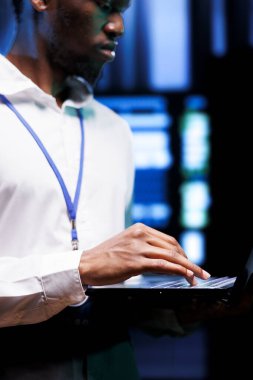 Arızalı veri merkezi ekipman kaynağını belirlemek için olay günlükleri ve teşhis araçları doğrulanıyor. Sunucu sondaj işletim sistemi ayarlarını incelemek için dizüstü bilgisayar kullanan mühendis