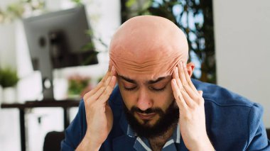 Migrenden muzdarip hasta işadamı, aşırı çalışma hissederken yönetim sorunlarını çözüyor. Başı ağrıyan, küçük işletmelerle uğraşan yeni bir çalışan. El kamerasıyla..