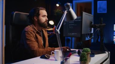 Geliştirici ev ofisindeki uzaktan iş vardiyası sırasında programlama yaparken çözümleri çok düşünür. BT yöneticisiyim. Gece geç saatlerde evde bilgisayar başında çalışıyorum. Hataları nasıl düzelteceğimi düşünüyorum.