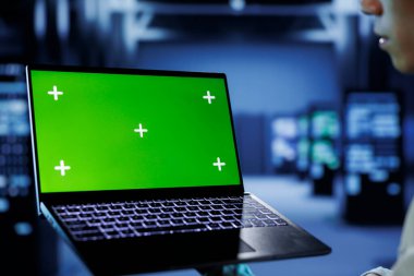 Sunucu merkezi kümeleri arasındaki krom anahtar dizüstü bilgisayarda bilişim danışmanı dünya çapındaki işletmeler için işleme kaynakları sağlıyor. İşçi veri merkezi ana bilgisayarlarını tamir etmek için izole ekran aygıtı kullanır