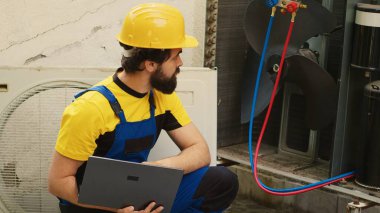 Yeni buharlaştırıcı bobini bulmak için dizüstü bilgisayar kullanan lisanslı bir tamirci ev sahibi tarafından görevlendirildikten sonra iç kısımda arıza buldu.