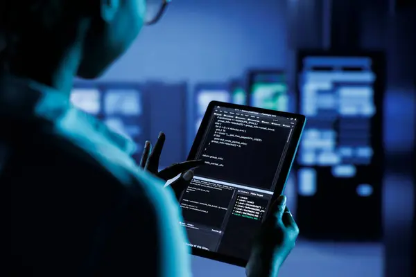 Nahaufnahme Von Facharbeitern Die Code Und Programmierung Laptop Ausführen Fehlerbehebung — Stockfoto