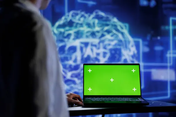 Admin Usando Dispositivo Mockup Para Computação Inteligência Artificial Simulando Cérebro — Fotografia de Stock
