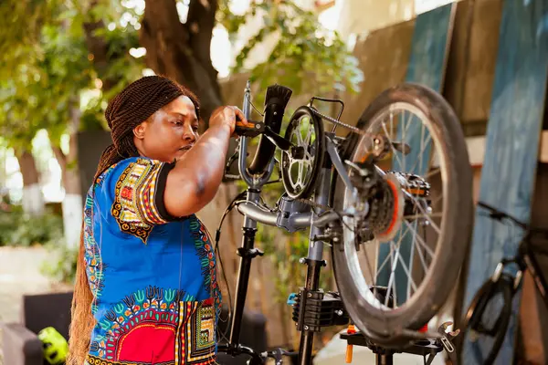 Aktif Afro Amerikan Bayan Bisiklet Pedalını Ayarlıyor Vitesleri Yılda Bir — Stok fotoğraf