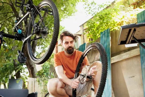Homem Desportivo Dedicado Ajustando Engrenagens Bicicleta Com Equipamento Profissional Quintal — Fotografia de Stock