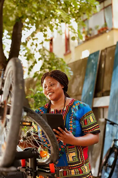 Mulher Negra Vibrante Ativa Livre Explorando Internet Para Manutenção Bicicletas — Fotografia de Stock