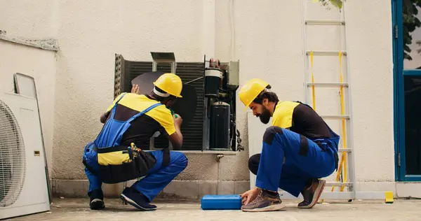 Teamworking Competent Mechanic Opening Rusty Out Service Hvac System Replace — Stock Photo, Image