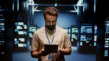 Teknisyen rutin bakım yapıyor, ekipman ömrünün uzatılmasına yardım ediyor ve çalışma saatlerinden kaçınıyor. Aşırı ısınma ya da güç dalgalanmaları gibi sorunlar için sunucu altyapı bileşenlerini izleyen işçiler