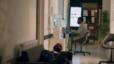 Müdür gece vardiyasını bitiriyor, eve gitmeye hazır, çalışanı ofis kanepesinde kestirirken yakalıyor. İdari yönetici işten kaytaran, işte uyuyan, onu kovmayı düşünen işçilerden rahatsız oluyor.