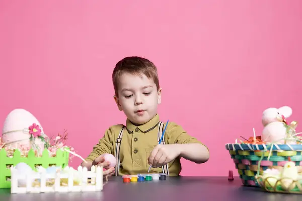 Verrukt Jong Kind Kleuren Eieren Ornamenten Met Aquarellen Als Hij — Stockfoto