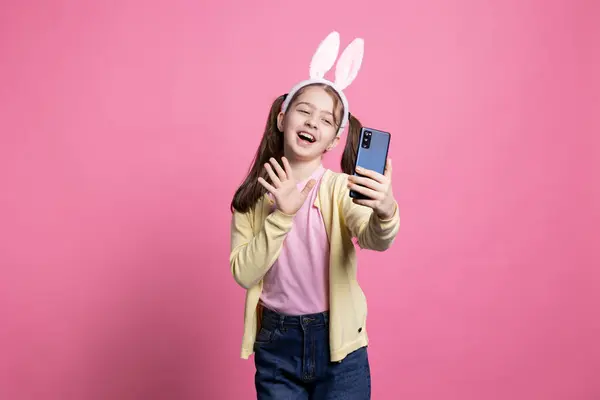 Usmívající Vzrušená Holčička Mluví Přáteli Videokall Setkání Pomocí Aplikace Smartphone — Stock fotografie