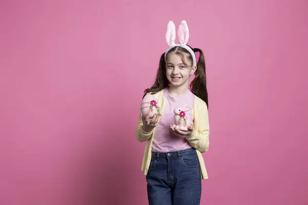 Mała Dziewczynka Puszystymi Uszami Króliczka Trzyma Różowe Wielkanoc Przed Kamerą — Zdjęcie stockowe