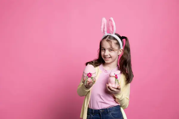 Uśmiechnięte Szczęśliwe Dziecko Pozujące Różowym Jajkiem Królikiem Przed Kamerą Noszące — Zdjęcie stockowe