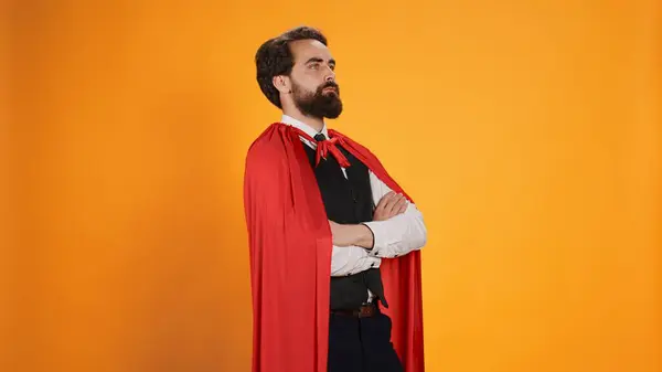 Krachtige Komische Superheld Met Rode Cape Die Tegen Een Gele — Stockfoto