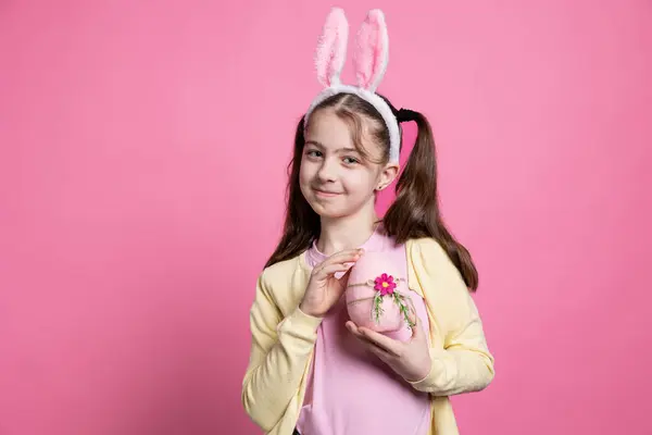 Vrolijk Jong Kind Draagt Pluizige Konijnenoren Poseert Met Roze Presenteert — Stockfoto