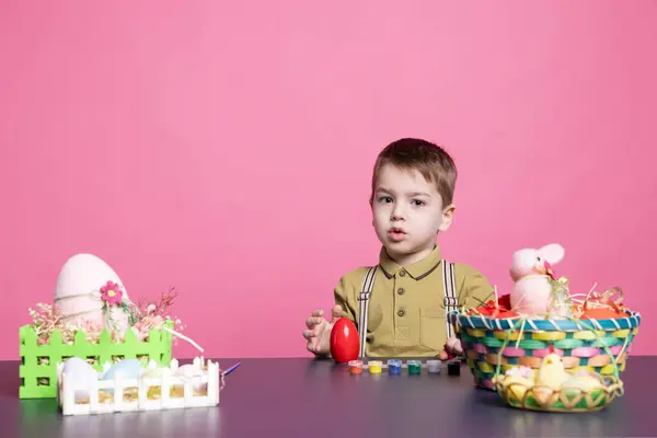 Słodki Chłopiec Zabawy Dekorowanie Jaj Znaczkami Akwarelą Malowanie Świąteczne Dekoracje — Zdjęcie stockowe
