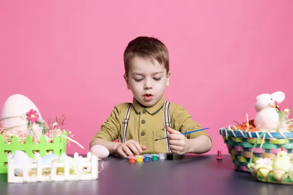 Joyeux Petit Enfant Décorant Oeufs Ornements Avec Aquarelle Coloriage Artisanat — Photo
