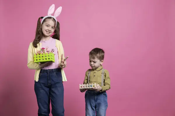 Niños Pequeños Sosteniendo Canasta Hecha Mano Con Huevos Pintados Cámara —  Fotos de Stock