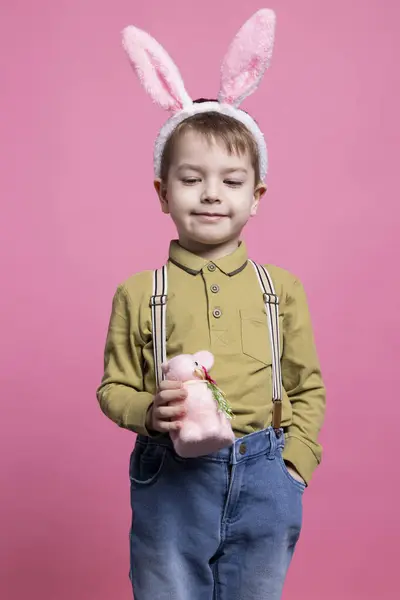 Małe Dziecko Uśmiechające Się Studio Trzymające Śliczną Różową Zabawkę Królika — Zdjęcie stockowe