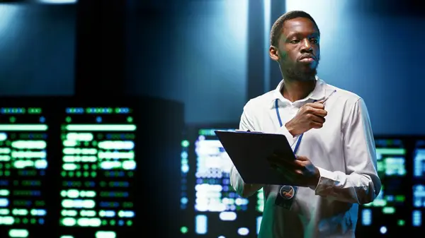 Africký Americký Inženýr Zabraňující Problémům Superpočítačovou Kybernetickou Bezpečností Vznikajícím Důsledku — Stock fotografie