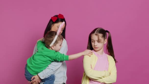 Kleine Kinder Kämpfen Vor Rosa Hintergrund Ihre Mutter Versucht Frieden — Stockvideo