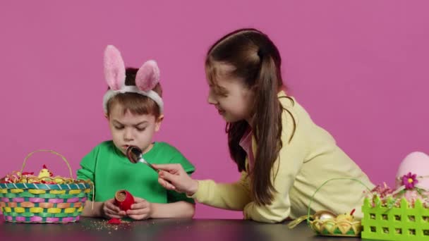Ekstatische Kinder Brechen Ein Spezielles Osterei Darin Eine Überraschung Finden — Stockvideo