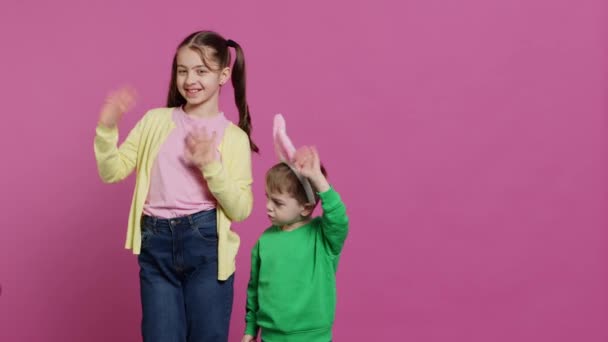 Crianças Pequenas Alegres Acenando Frente Câmera Durante Férias Páscoa Sorrindo — Vídeo de Stock