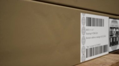 Depoda takip numaraları ve sevkiyat detaylarıyla etiketlenmiş kargo kutuları ve konteynırlar. Ticaret sektörü için dağıtım ve ulaşım paketleri hazır. Kapatın. 3d canlandırma canlandırması.