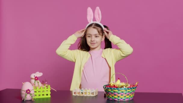 Neşeli Çocuk Kafasına Tavşan Kulağı Takıyor Kameraya Sallıyor Merhaba Diyor — Stok video
